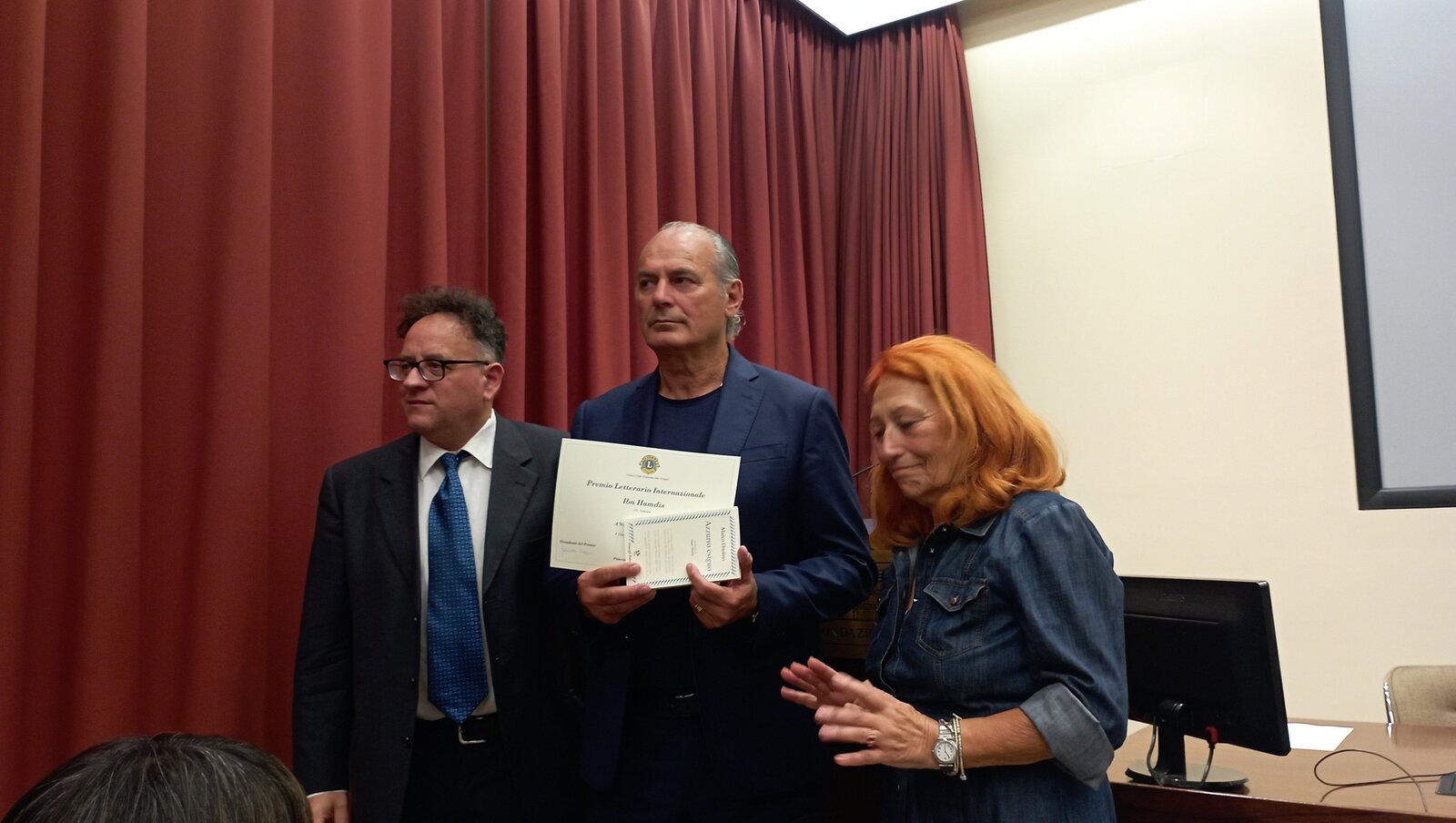 Angelo Raffaele Grande con il diploma del Premio Ibn Hamdis a Palermo